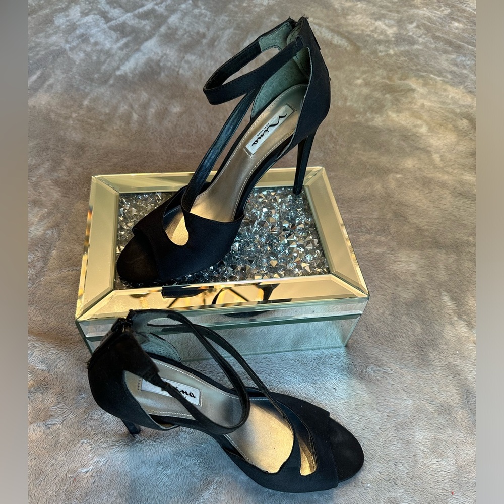 Description- Black high heels
Brand-Nina New york
Size-Women’s 8
